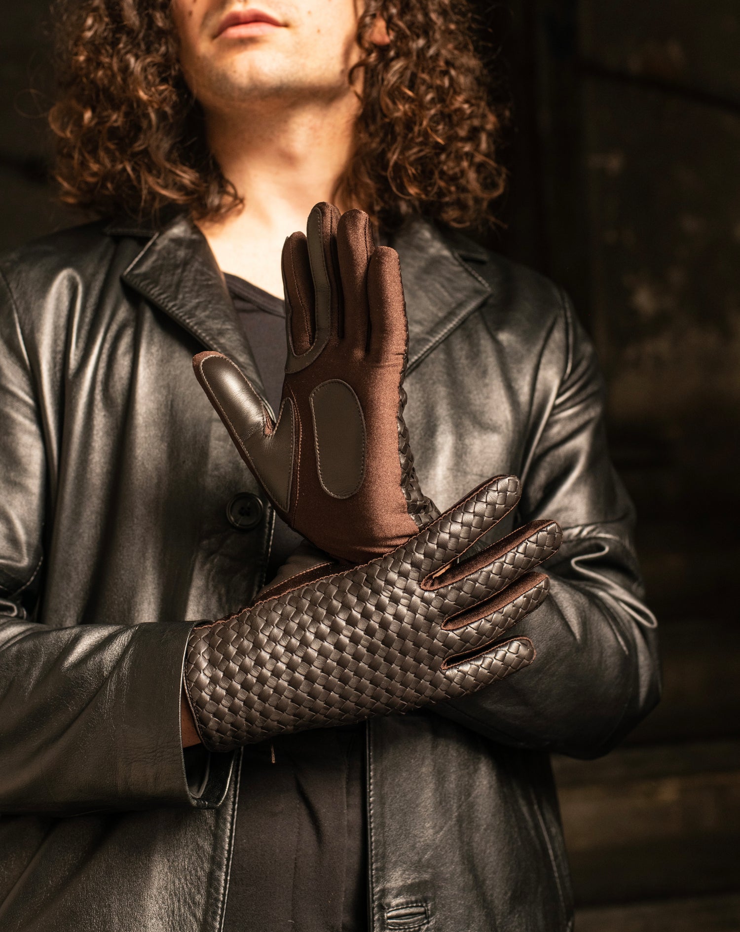 Guanti da uomo intrecciati in vera pelle metis e spandex foderati in cashmere.