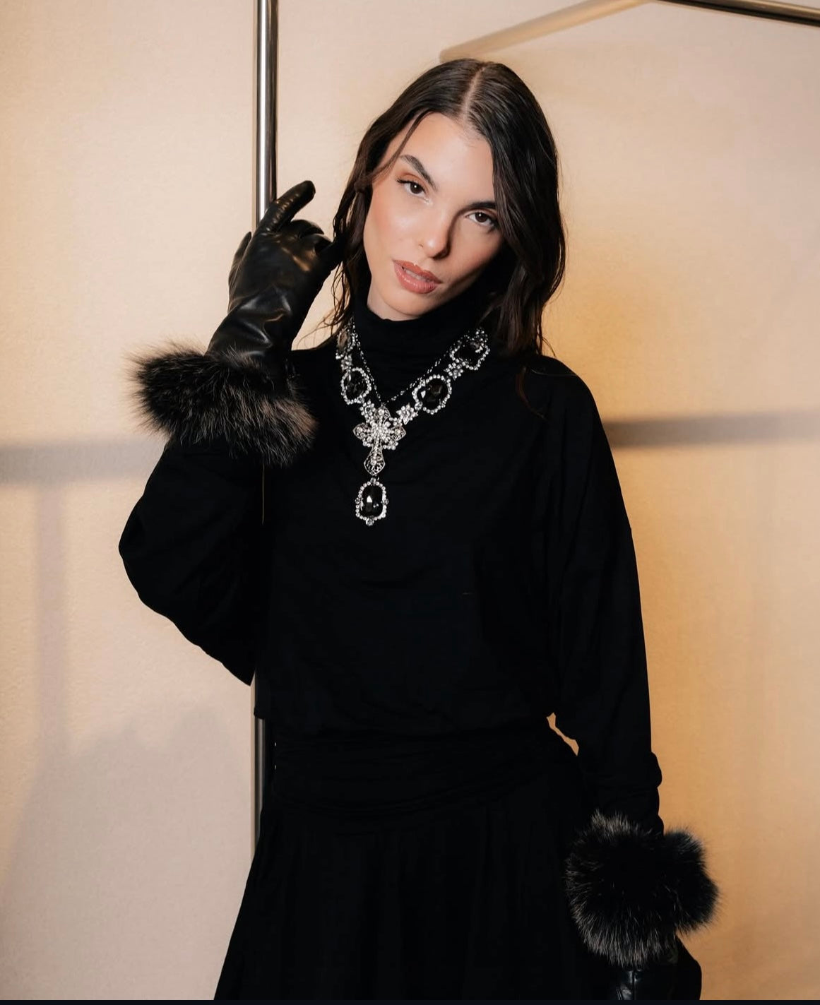 Gants pour femme en véritable cuir de métis avec doublure en cachemire et revers en renard.