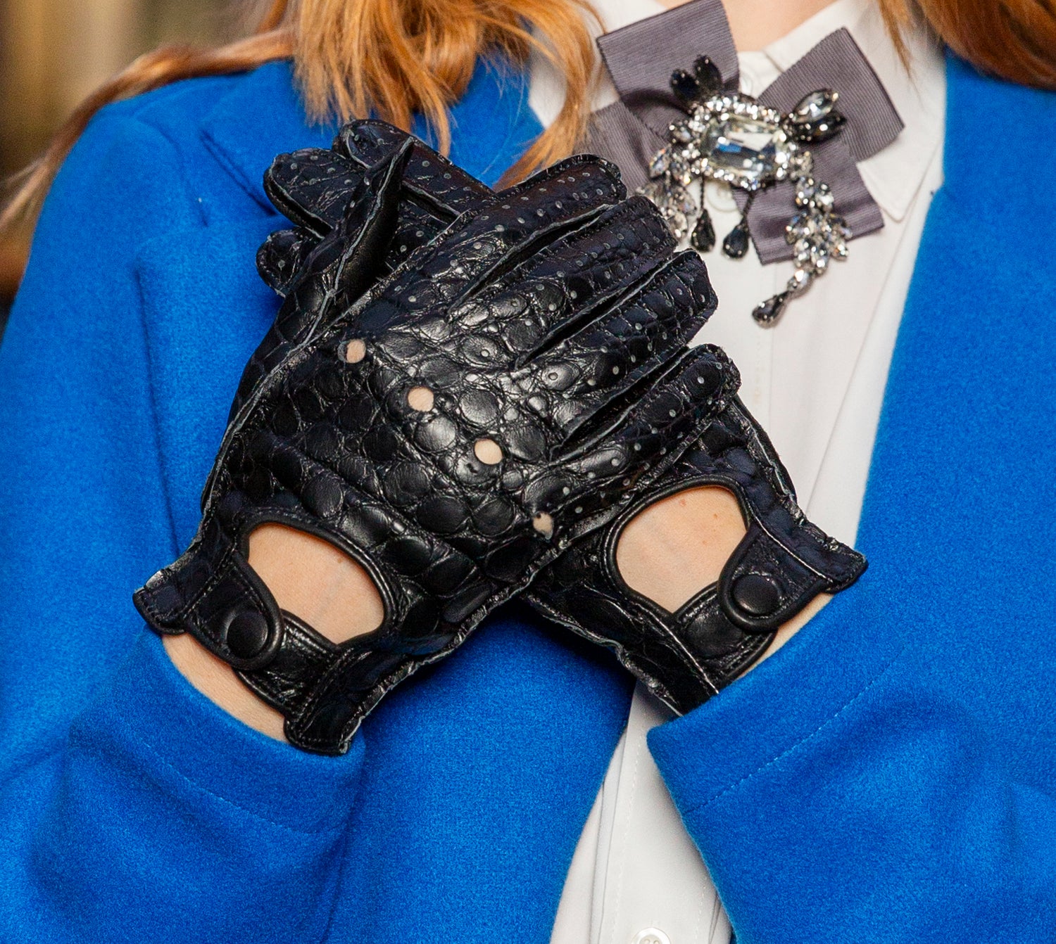 Guanti da donna da guida in vera pelle metis e dorso Coccodrillo con bottone rivestito in pelle.