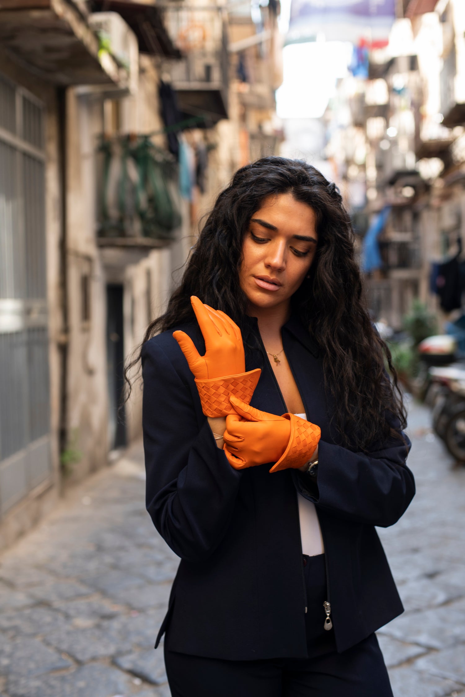 Guanti da donna in vera pelle metis foderati in seta con risvolto intrecciato.