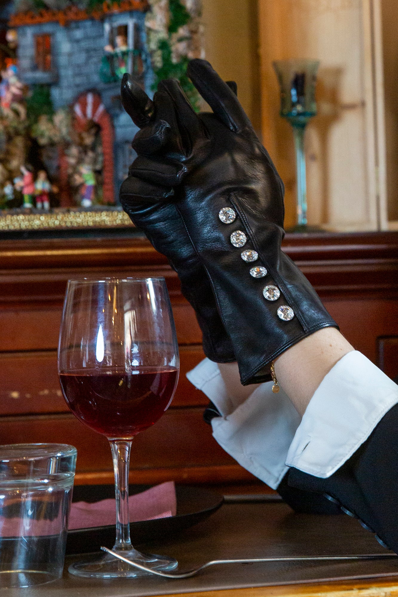 4 inch glove in genuine metis leather lined with silk