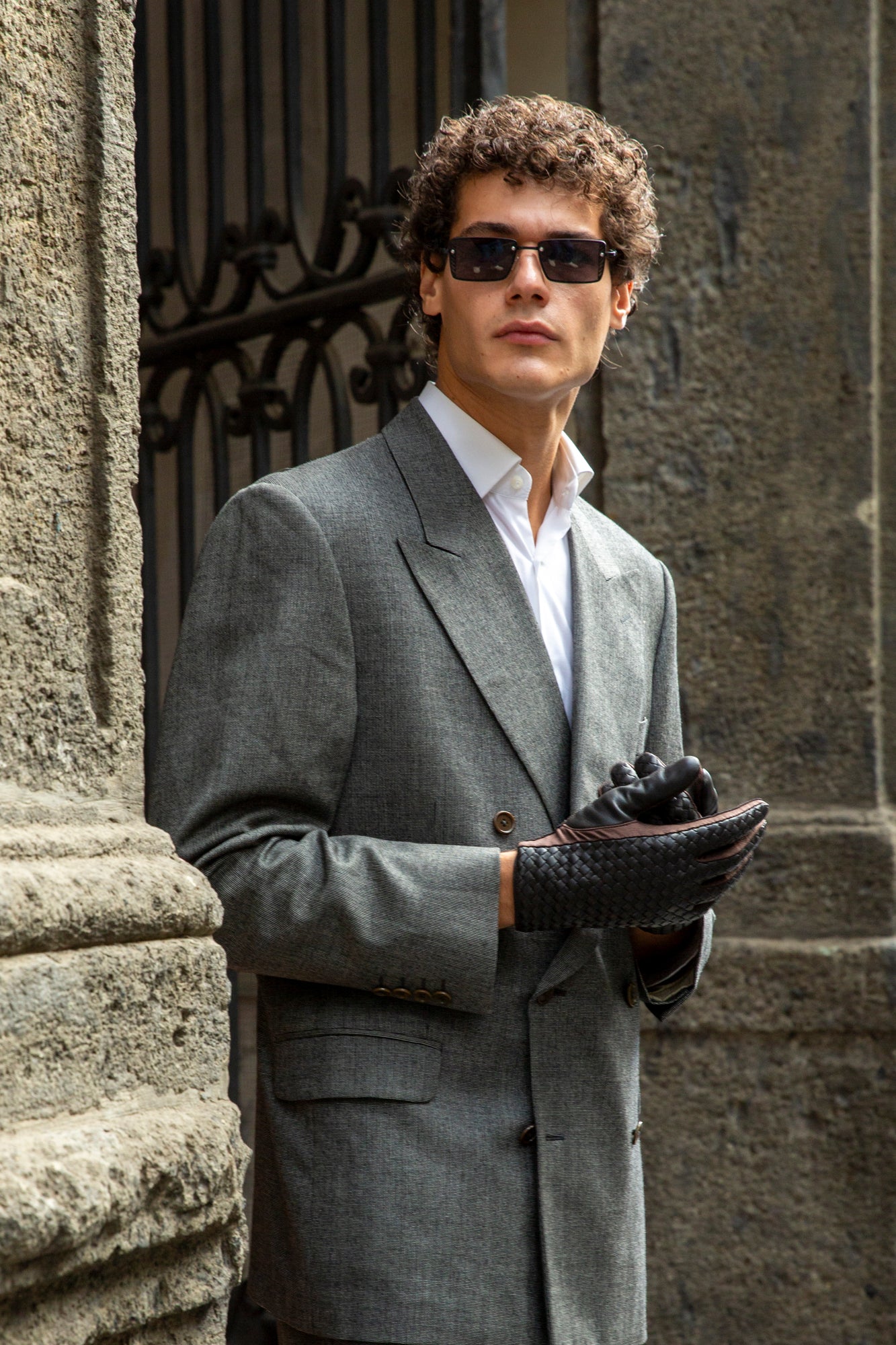 Guanti da uomo intrecciati in vera pelle metis e spandex foderati in cashmere.